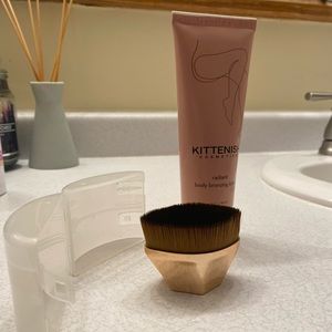 Kittenish body bronzing lotion with brush